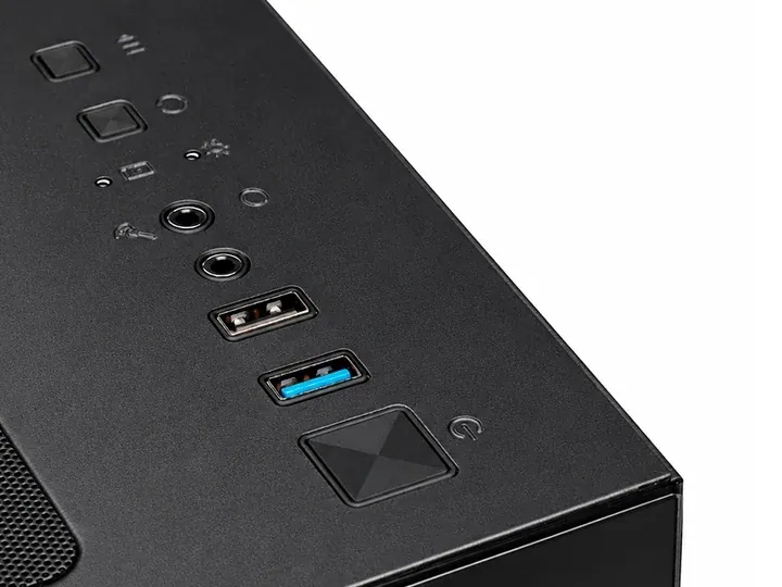 Topo de um gabinete preto com o botão de ligar, portas USB e entradas de áudio.